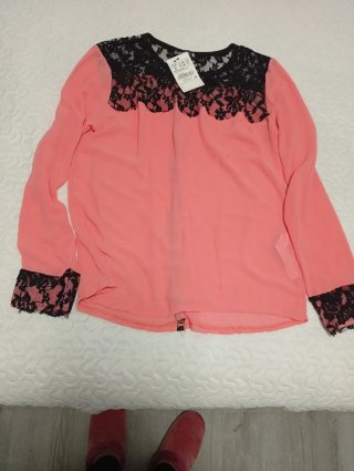 Blusa Stradivarius Rosa con Encaje Negro