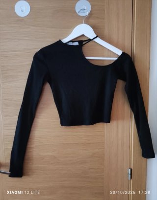 Top asimétrico negro Bershka talla XS