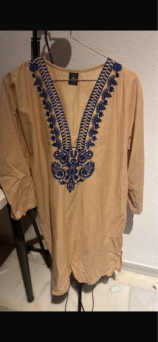 Vestido beige con bordado azul