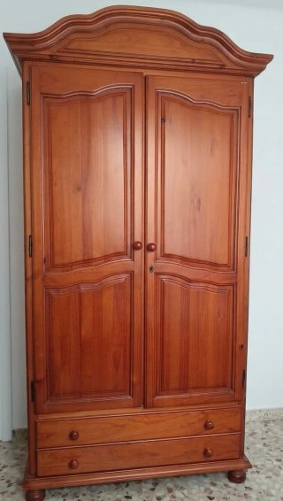 Ropero de madera clásico