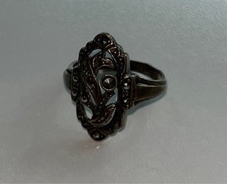 Anillo antiguo de plata con circonitas brillantes