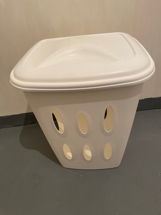 Cubo para la ropa blanco