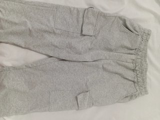 Pantalón de chándal gris con bolsillos.