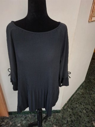Camisa negra con detalle de lazos