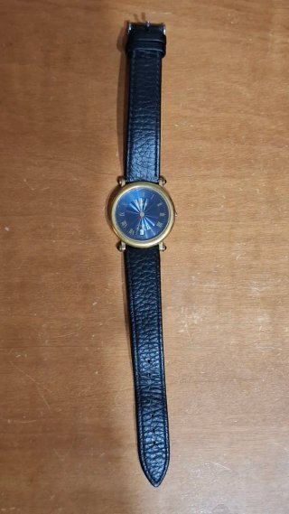 Reloj con esfera azul y correa negra