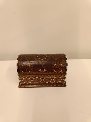 Caja de madera con incrustaciones