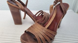 Sandalias de tacón marrón