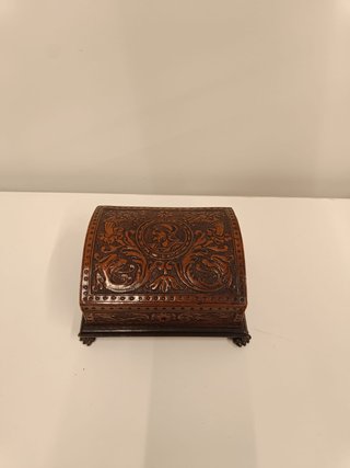 Caja de madera tallada