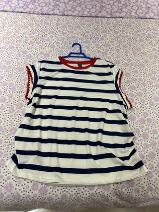 Camiseta de Rayas con Detalle en Rojo