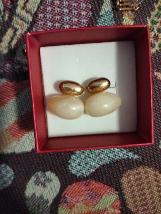 Pendientes con detalle dorado y perla