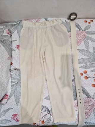 Pantalón Beige con Cinturón