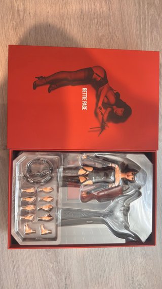 Figura Bettie Page Atomic Lab