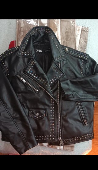 Chaqueta Polipiel Zara con Tachuelas oversize.