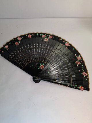 Abanico de madera negro con flores