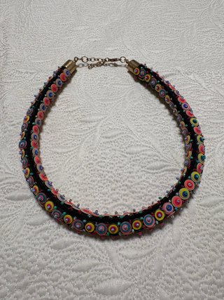 Collar con cuentas de colores