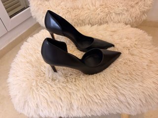 Zapatos de tacón negros de polipiel