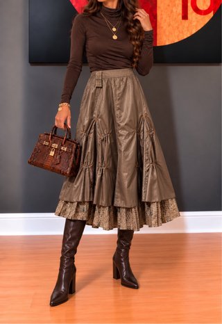 Falda Midi Satinada Marrón con Volantes