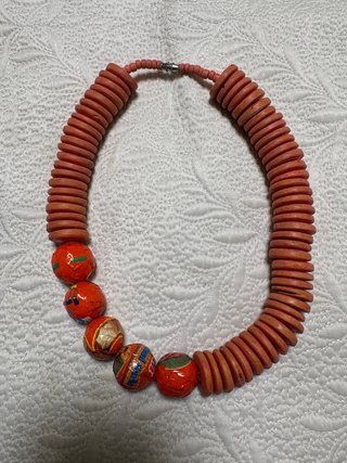 Collar de cuentas naranjas
