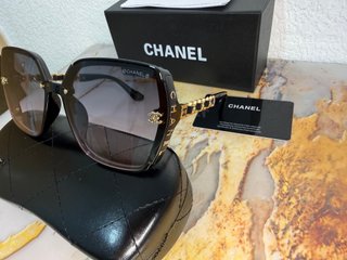 Gafas de sol Chanel negras y doradas