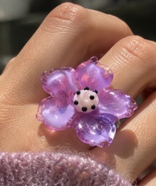 Anillo con Flor Morada y detalles en rosa y Negro