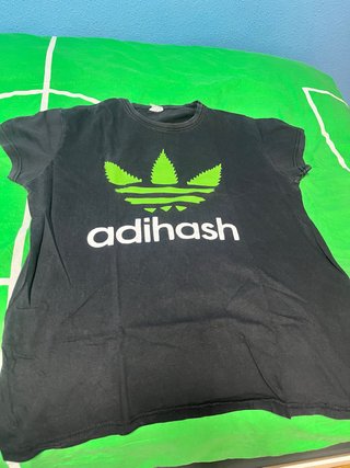 Camiseta negra con estampado verde