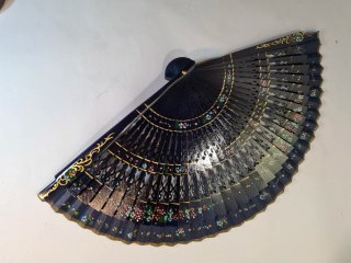 Abanico de madera negro y dorado