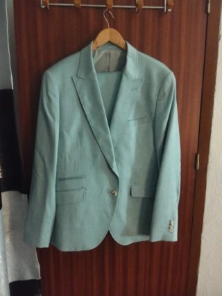 Traje de hombre azul claro