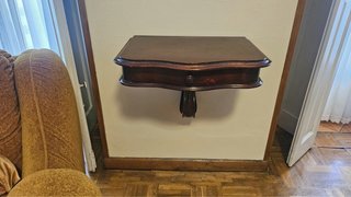 Consola antigua de madera