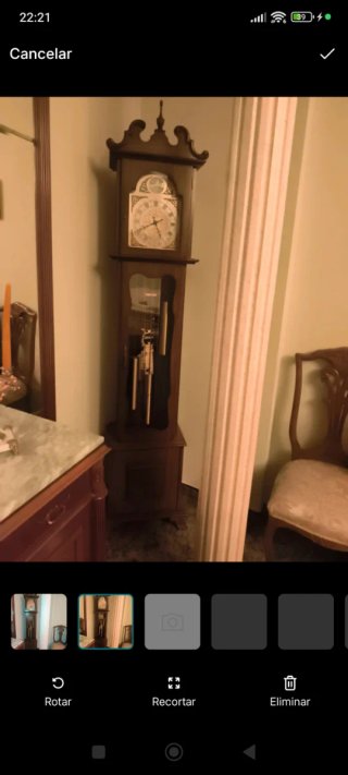 Reloj de pie clásico de madera