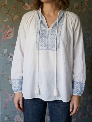 Camicetta boho bianca con ricami azzurri