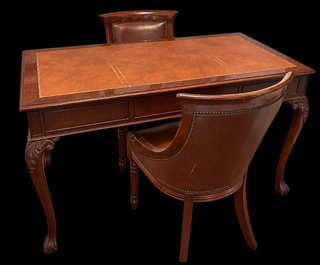 Mesa de despacho y 2 sillas de madera y cuero