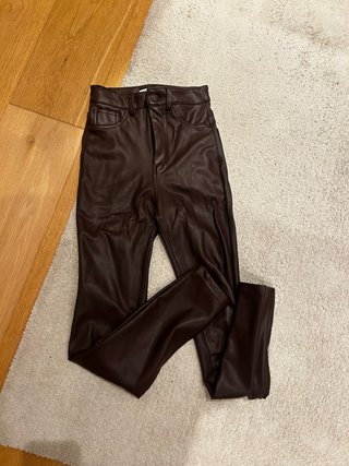 Pantalón de polipiel marrón