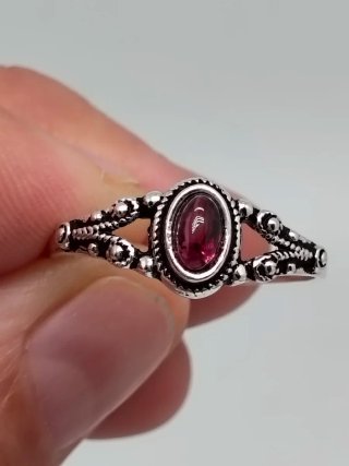 Anillo de Plata de Ley 925 y Granate