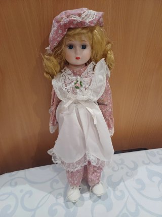 Muñeca de Porcelana con Vestido Estampado