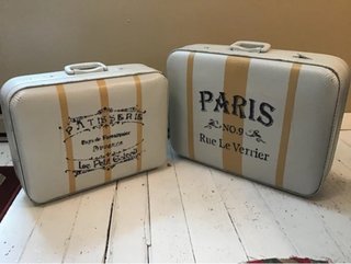 2 Maletas con ropas vintage