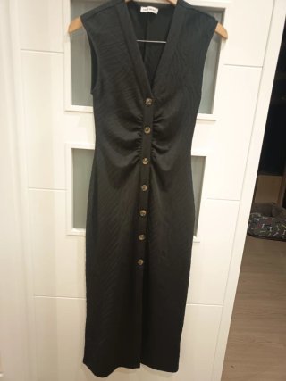 Vestido negro midi con botones