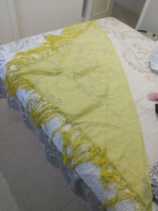 Mantón Amarillo verdaceo con Flecos