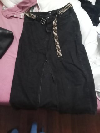 Falda vaquera negra Kiabi, con cinturón de regalo.