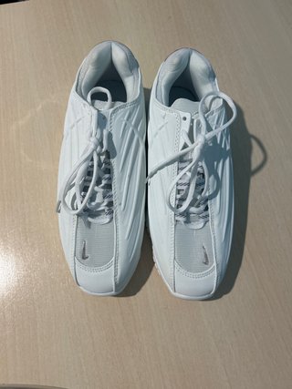 Zapatillas Nike Nocta Blancas y Plateadas