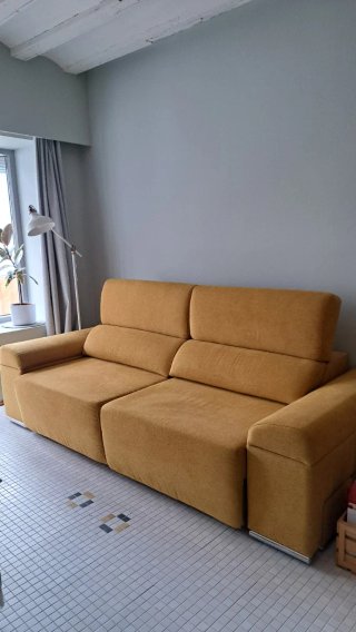 Sofá de tela amarillo mostaza