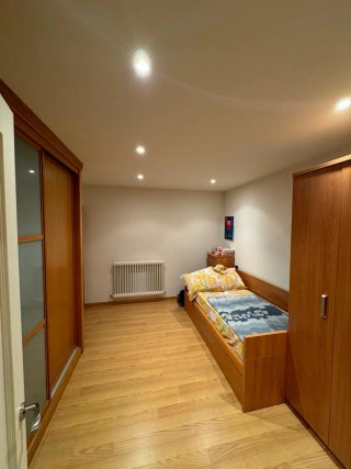 Habitación con cama nido, armario y sinfonier