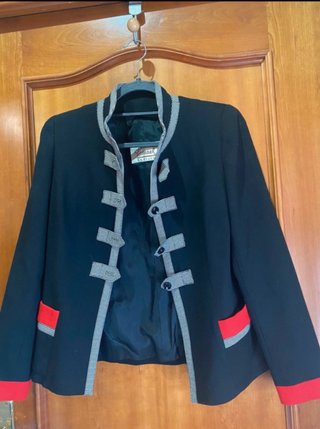 Americana Negra con Detalles Rojos Talla 42