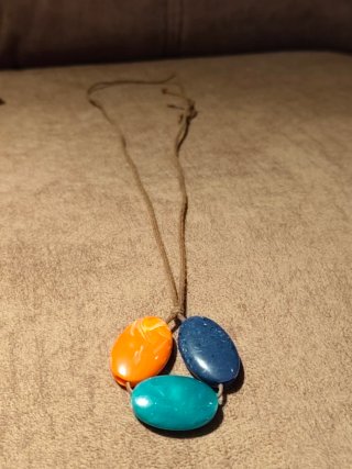 Collar de cuerda con abalorios