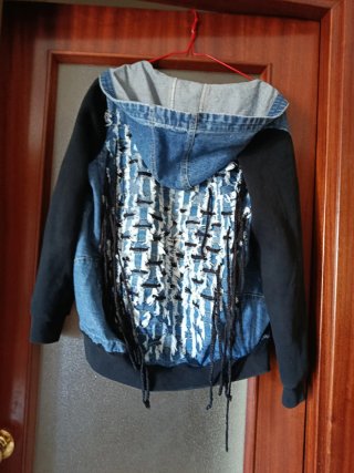 Chaqueta vaquera con capucha y flecos