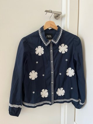 Blusa Zara XS Azul con Bordados Blancos