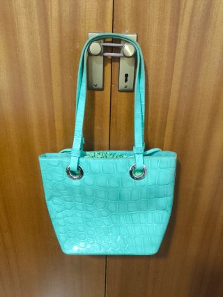 Bolso de mano turquesa con textura