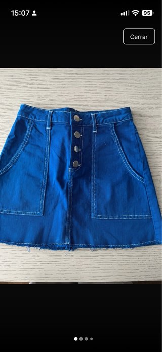 Falda corta azul con costuras vistas