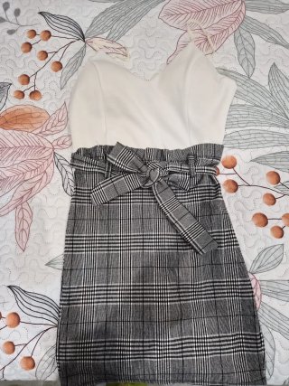 Vestido con cuerpo blanco y falda de cuadros