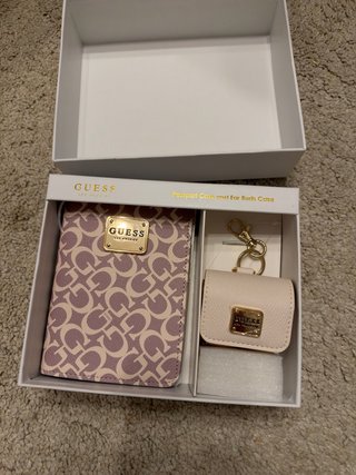 Estuche Guess: Funda Pasaporte y AirPods