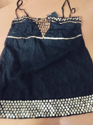 Camiseta Negra de Encaje y Pedrería